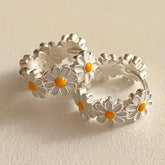 Fashionable Daisy Flower 925 Silver Clip Hoop Earrings for Women Hypoallergenic Suitable For Daily And Party Wear