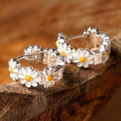 Fashionable Daisy Flower 925 Silver Clip Hoop Earrings for Women Hypoallergenic Suitable For Daily And Party Wear