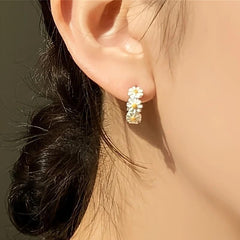 Fashionable Daisy Flower 925 Silver Clip Hoop Earrings for Women Hypoallergenic Suitable For Daily And Party Wear